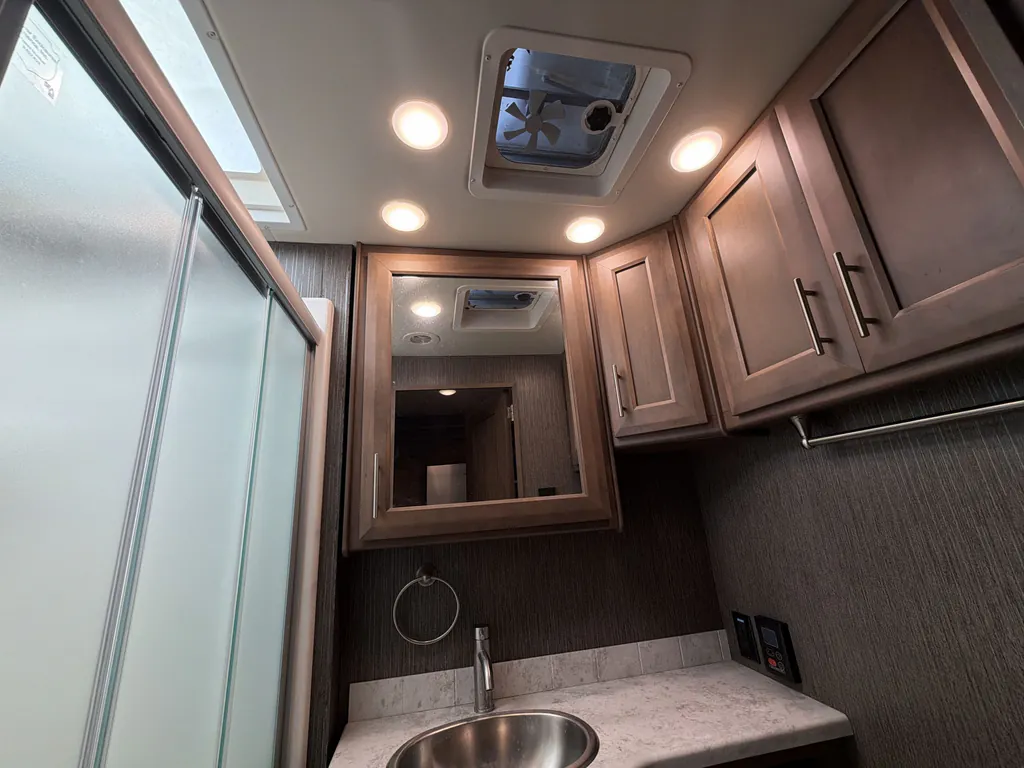 2021 Thor Motor Coach Challenger 35MQ, Photos photo 17