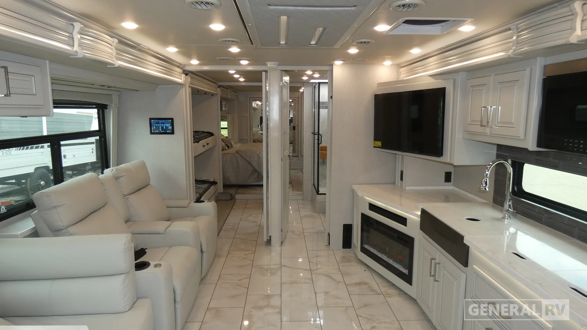 2026 Fleetwood Discovery LXE 40G - Photo 3
