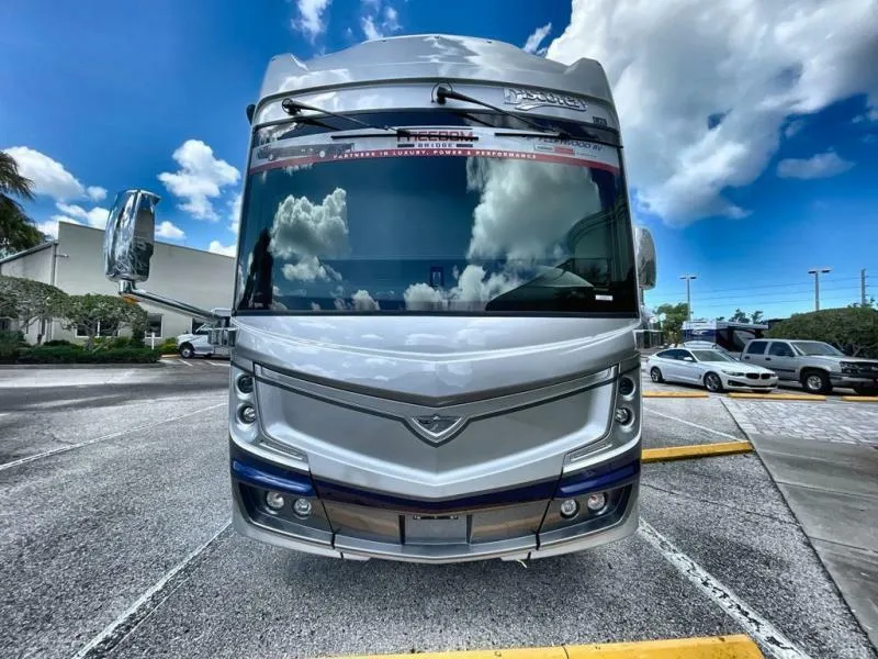 2024 Fleetwood Discovery LXE 44S - Photo 4