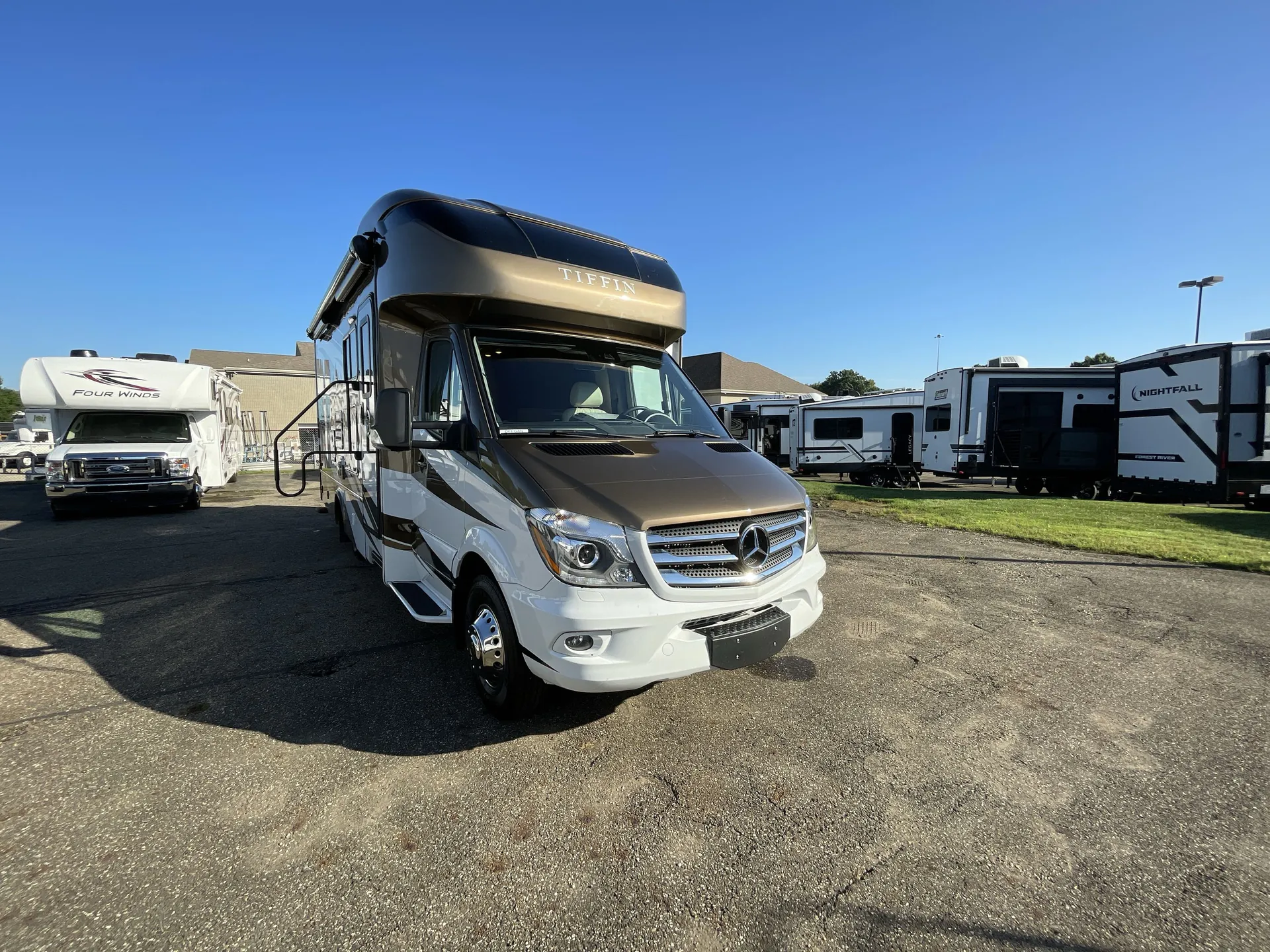 2018 Tiffin Wayfarer 24 FW dealer photo 1 from Camping World
