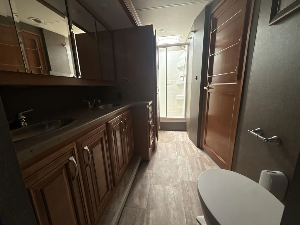 2017 Thor Motor Coach Challenger 37YT, Photos photo 17