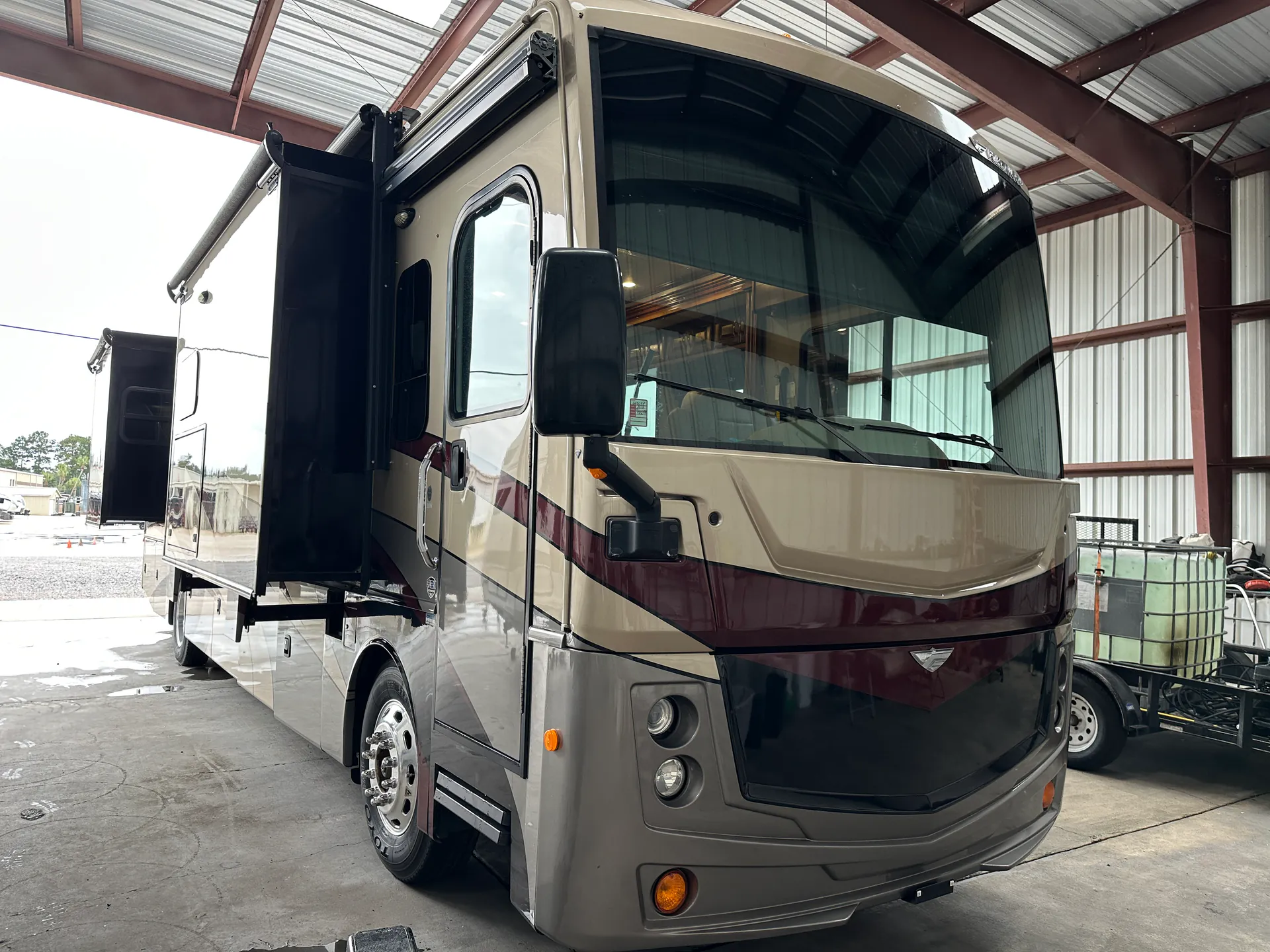 2018 Fleetwood Discovery 38N - Photo 2