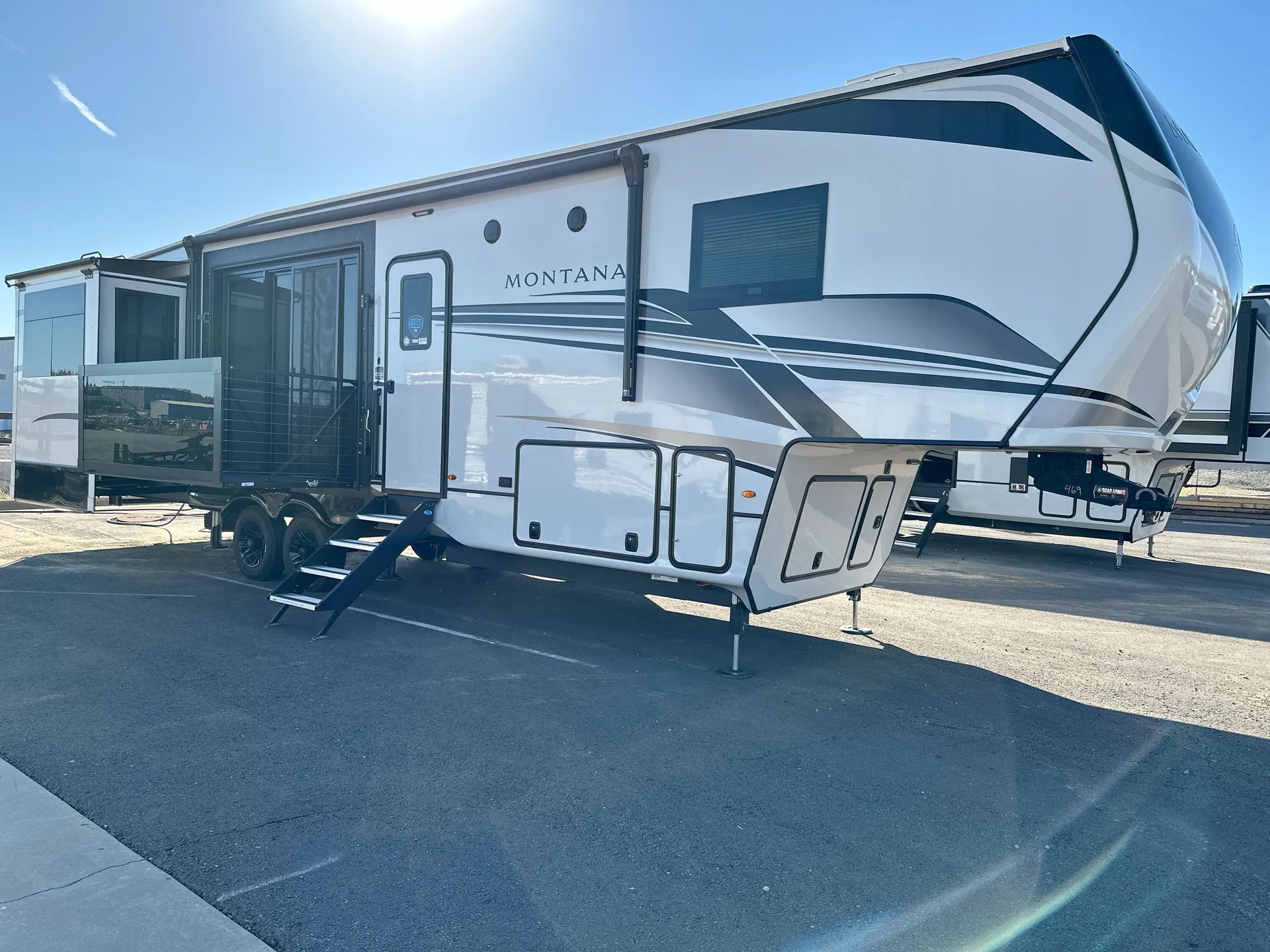 2025 Keystone Montana 3532SP - Photo 2