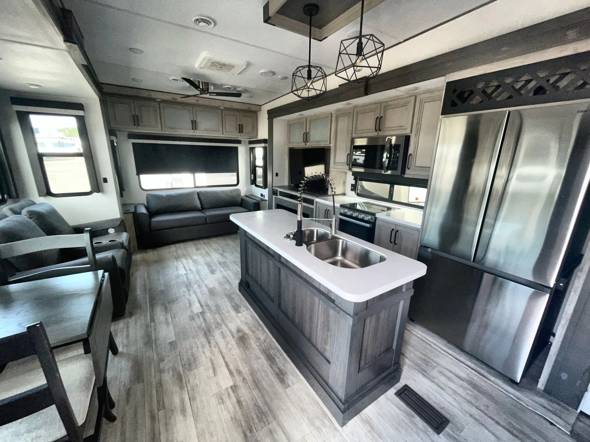 2024 Keystone Avalanche 321RL — living area main