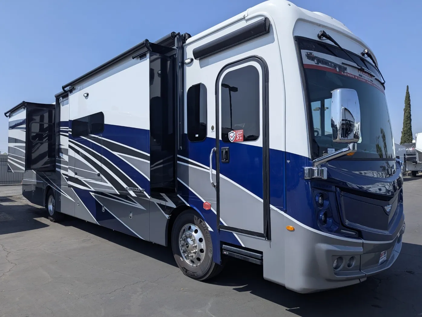 2026 Fleetwood Discovery 38N - Photo 2