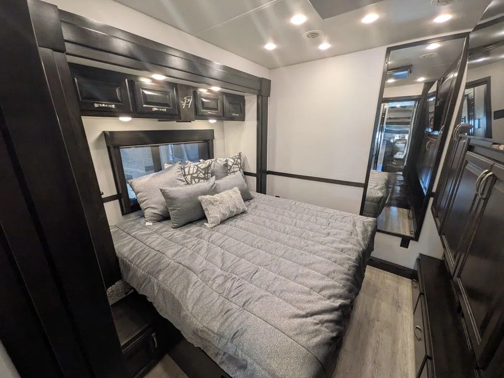 2026 Showhauler Motorhome Conversions Showhauler 28QTSSL - Photo 4