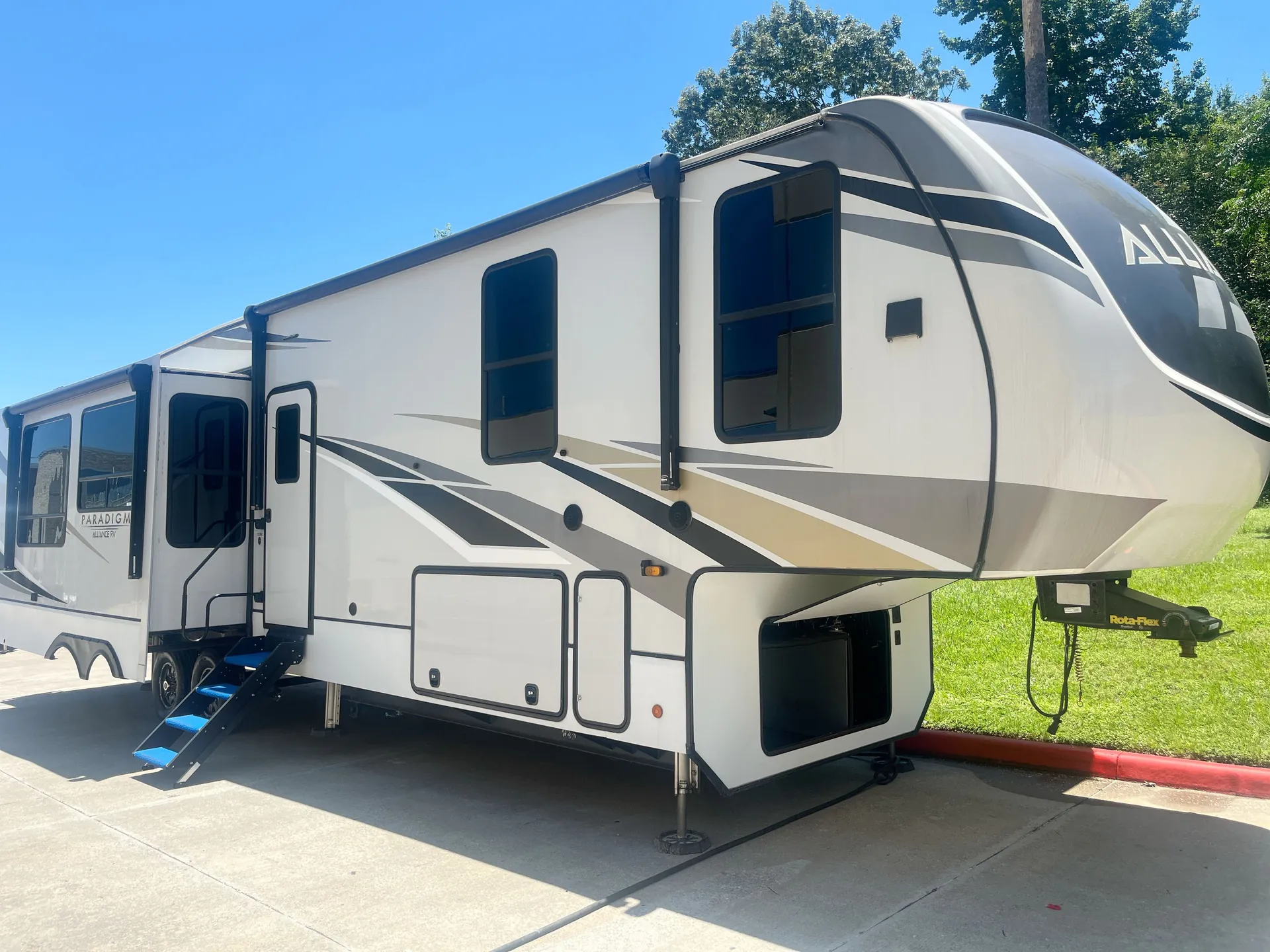2021 Alliance RV Paradigm 372RK - Photo 2