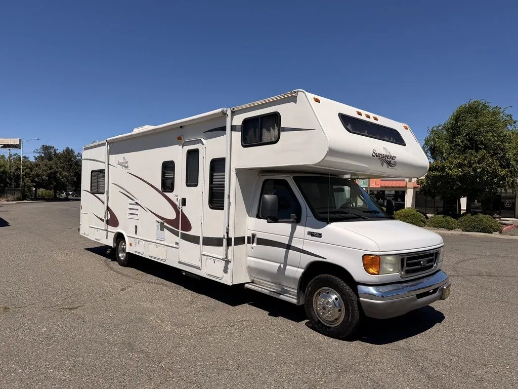 2004 FOREST RIVER SUNSEEKER 3100S - Photo 2