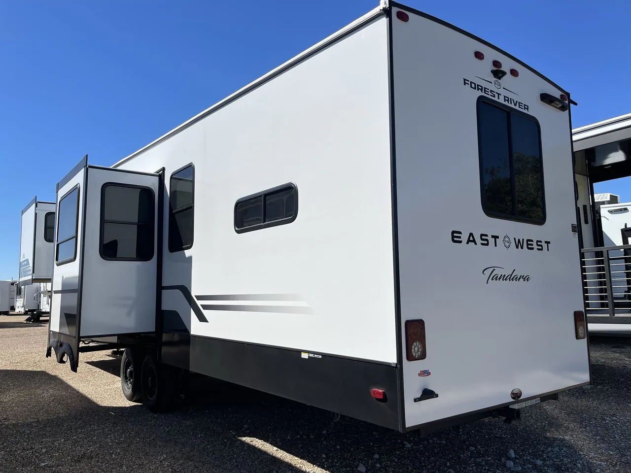 2026 East to West Tandara 388LR - Photo 4