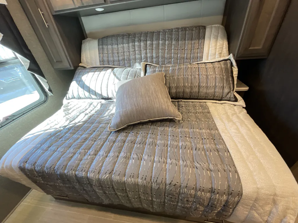2022 Thor Motor Coach Challenger 35MQ, Photos photo 15