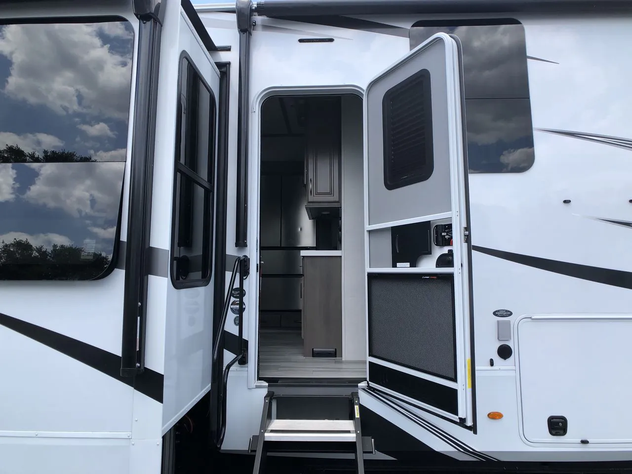 2024 Grand Design Solitude 391DL - Photo 3