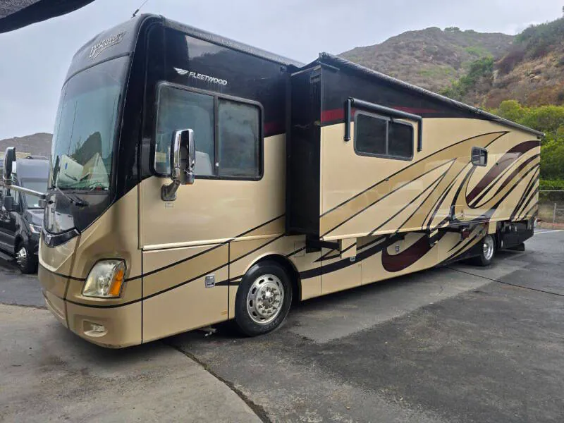 2014 Fleetwood Discovery 40E - Photo 3
