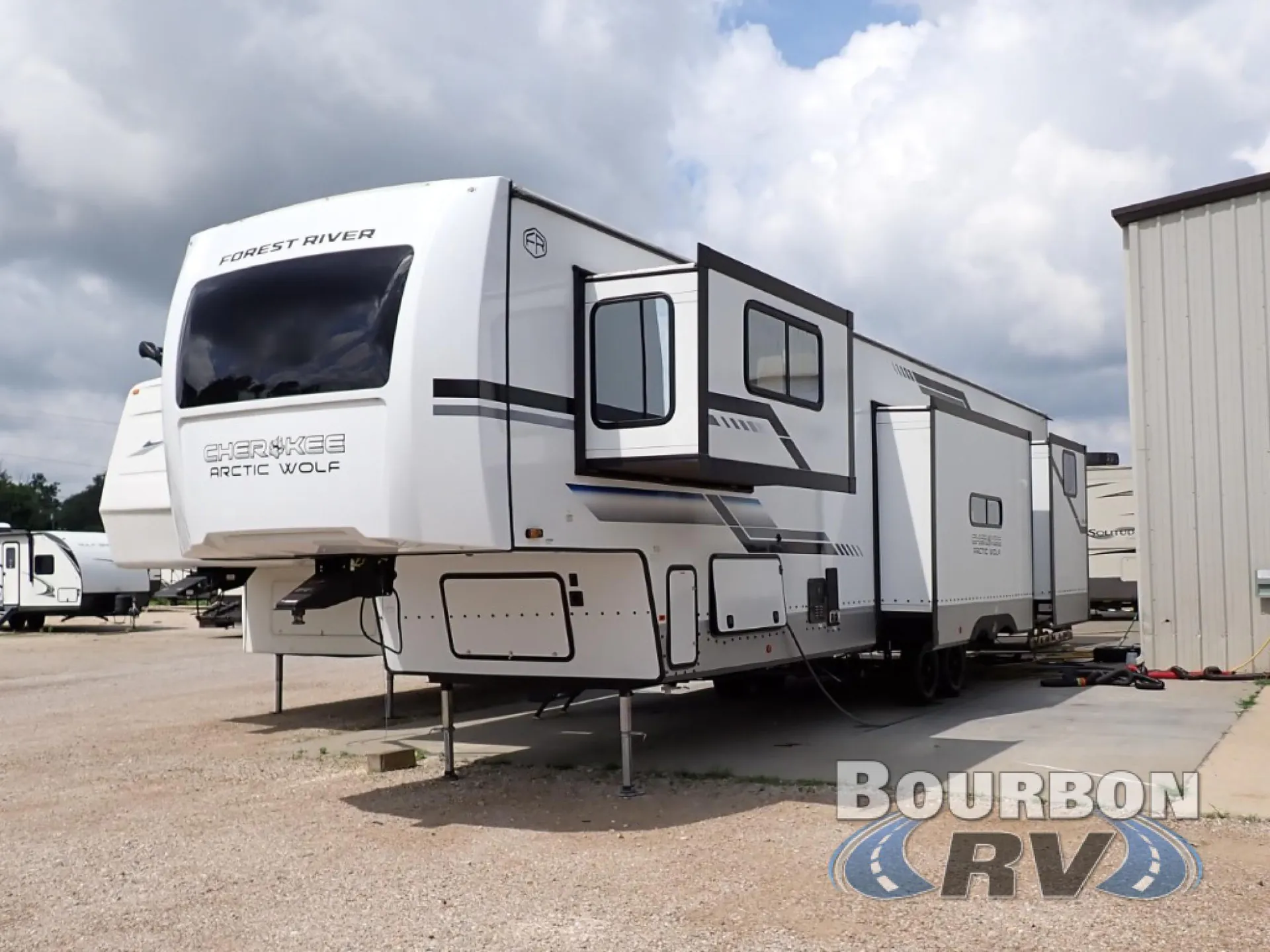 2024 Forest River Cherokee Arctic Wolf Suite 3850 SUITE - Photo 2