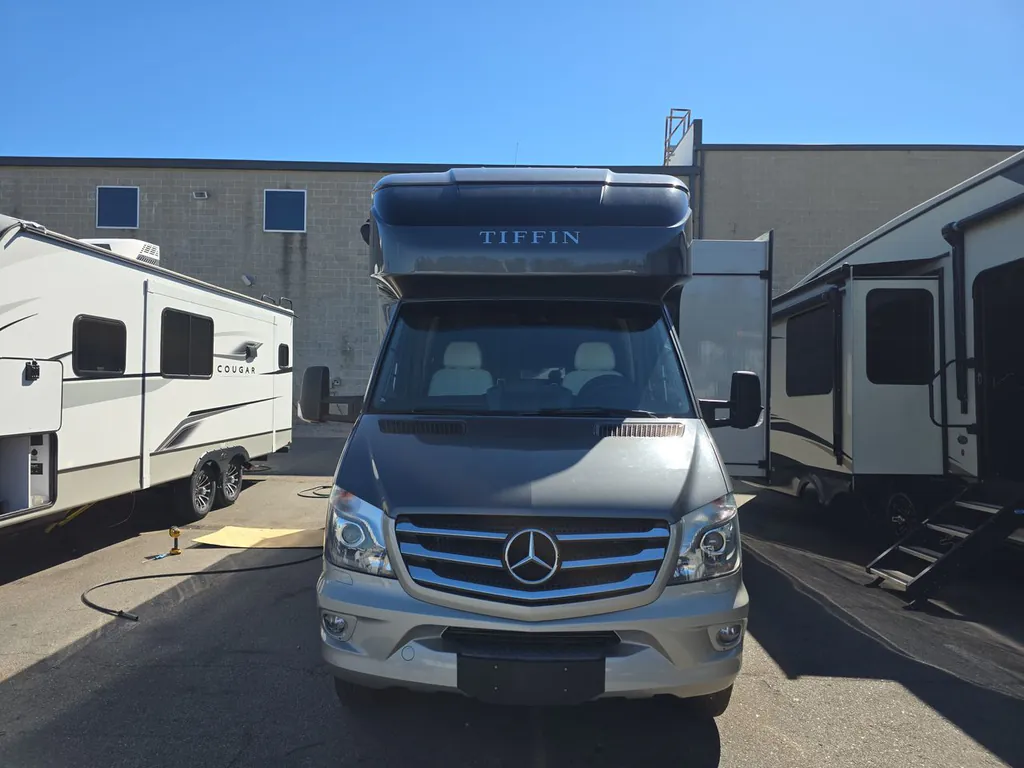 2019 Tiffin Wayfarer 24 FW, Photos photo 2