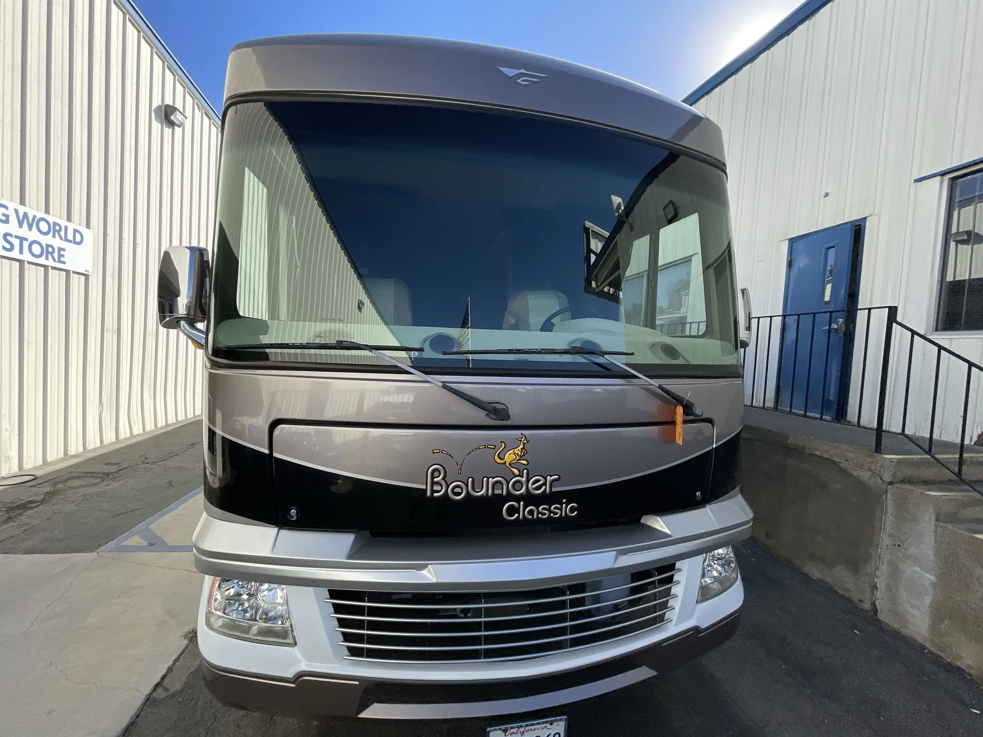 2014 Fleetwood Bounder Classic 36R — front