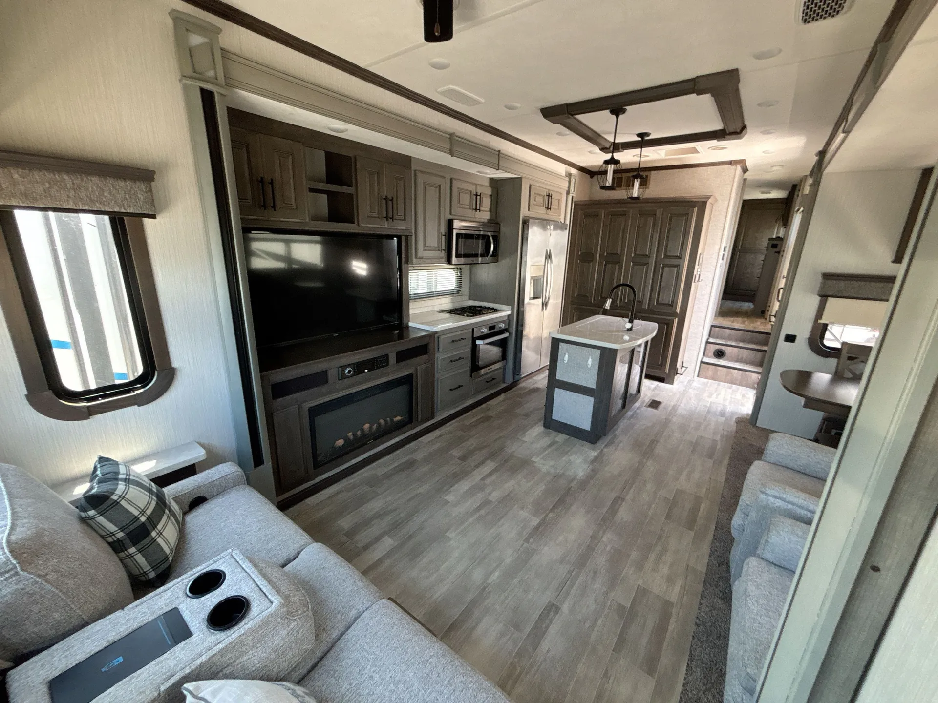 2020 Heartland Bighorn 3370 EL — living area main