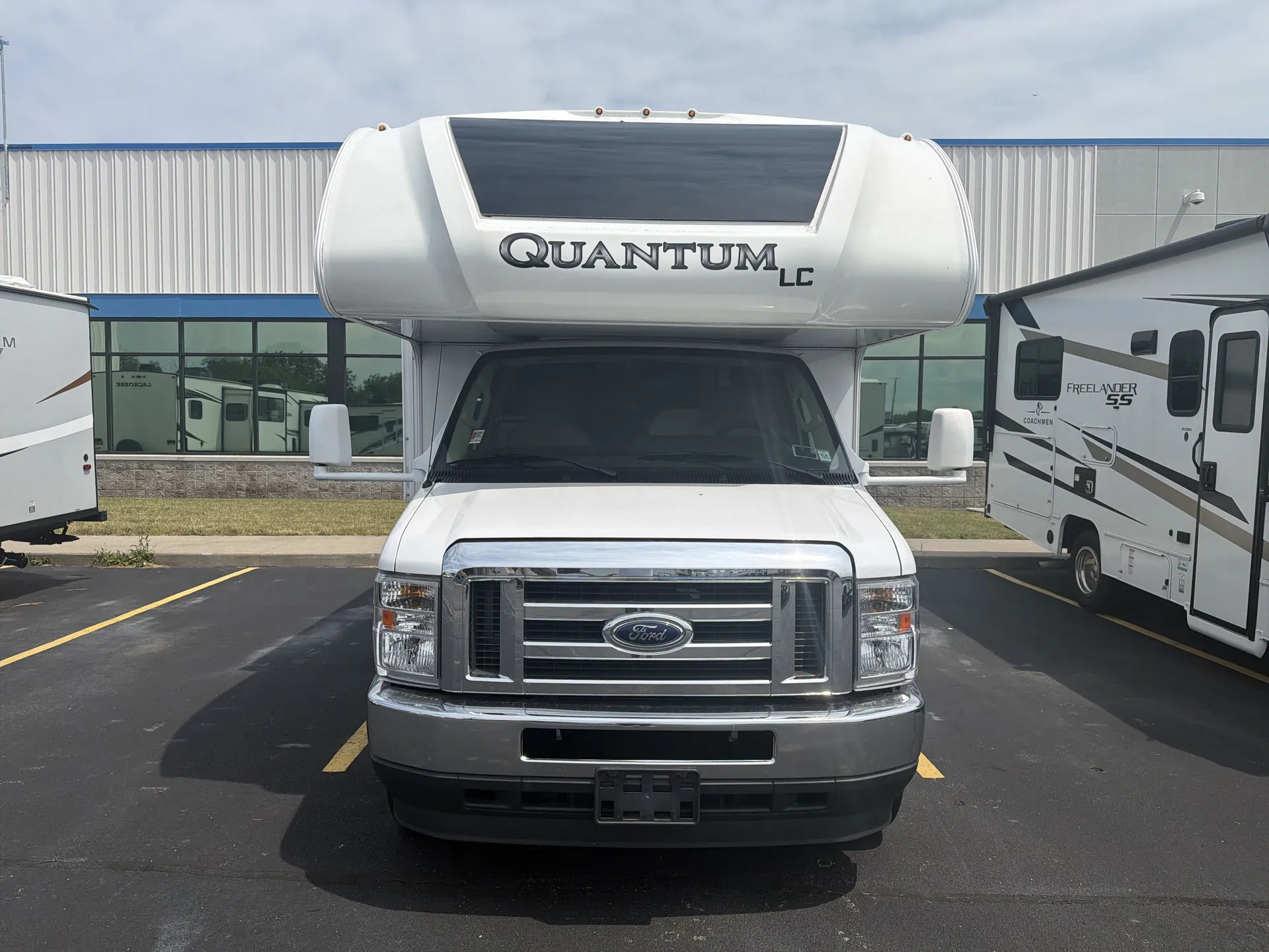 2022 Thor Motor Coach Quantum LC25 — front