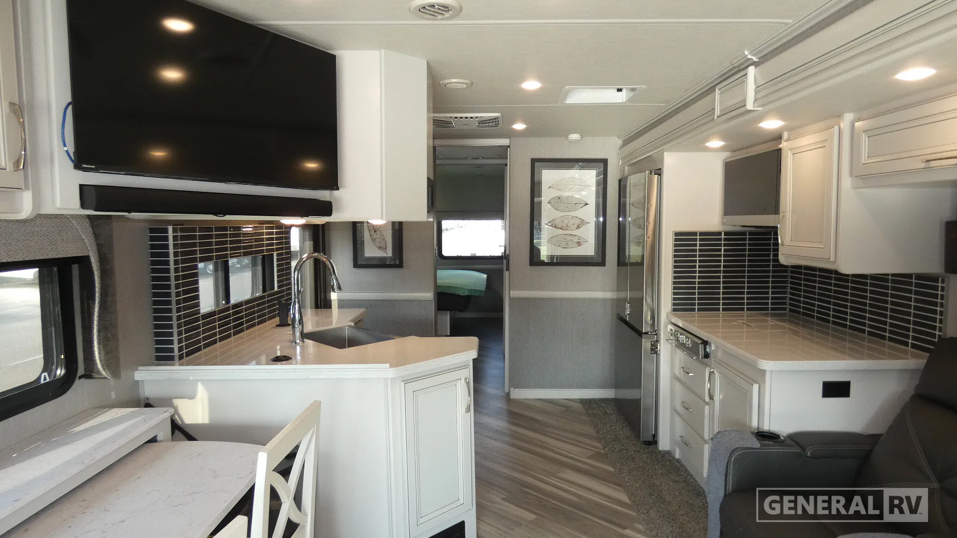 2023 Fleetwood Bounder 35GL - Photo 3
