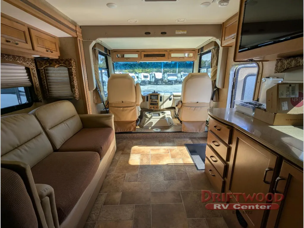 2016 Thor Motor Coach Hurricane 31S, Photos photo 35