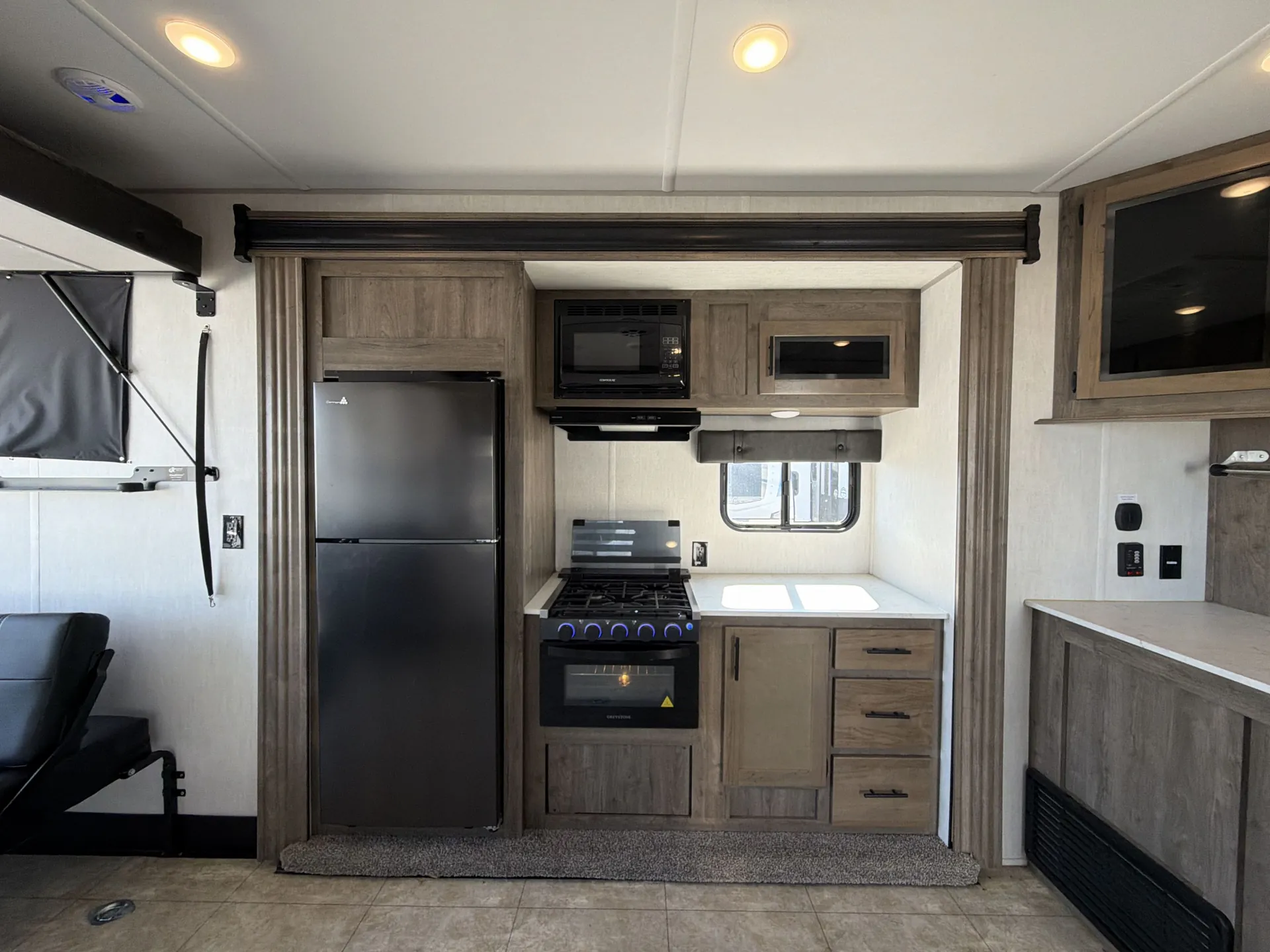 2022 Forest River Vengeance Rogue 26V — stove oven open