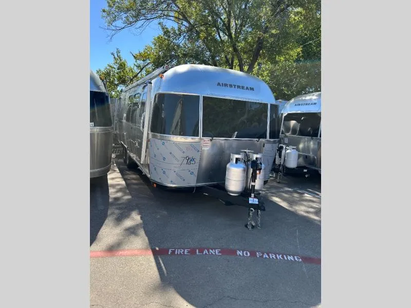 2026 Airstream Classic 28RB - Photo 4
