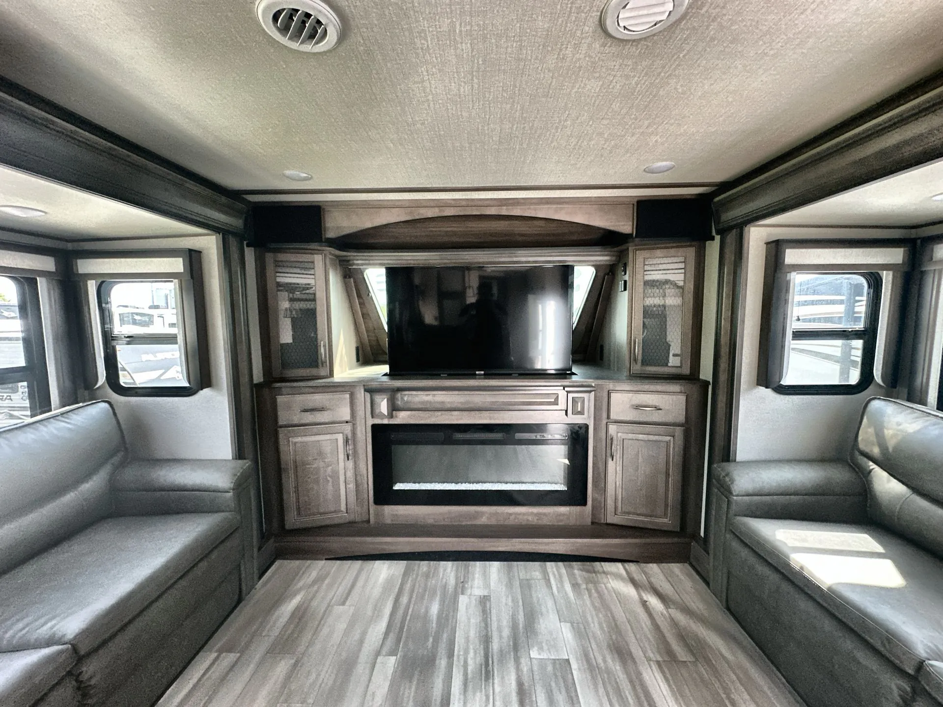 2022 Grand Design Solitude 380FL - Photo 4