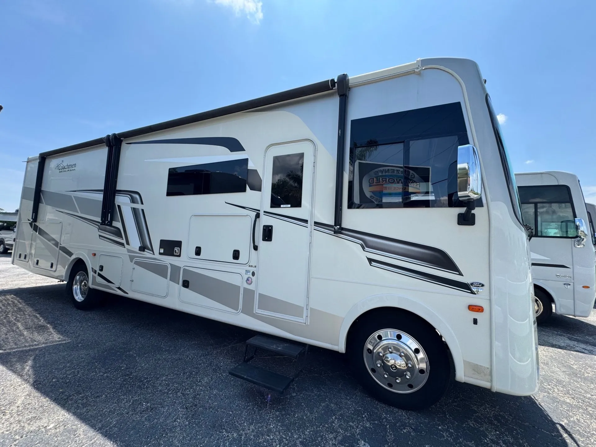 2024 Coachmen Mirada 32LS - Photo 2