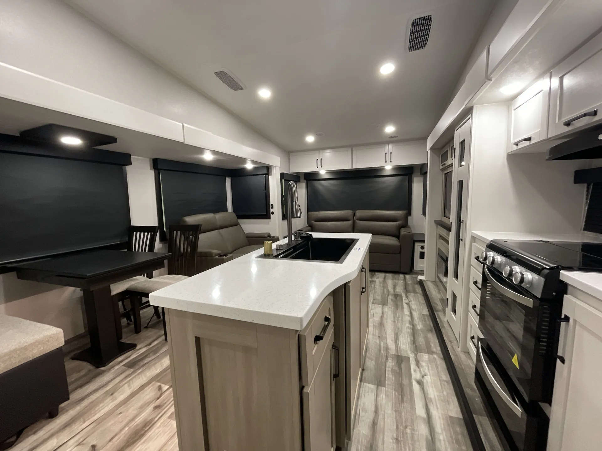 2026 highland ridge Roamer 29RLDS — living area main