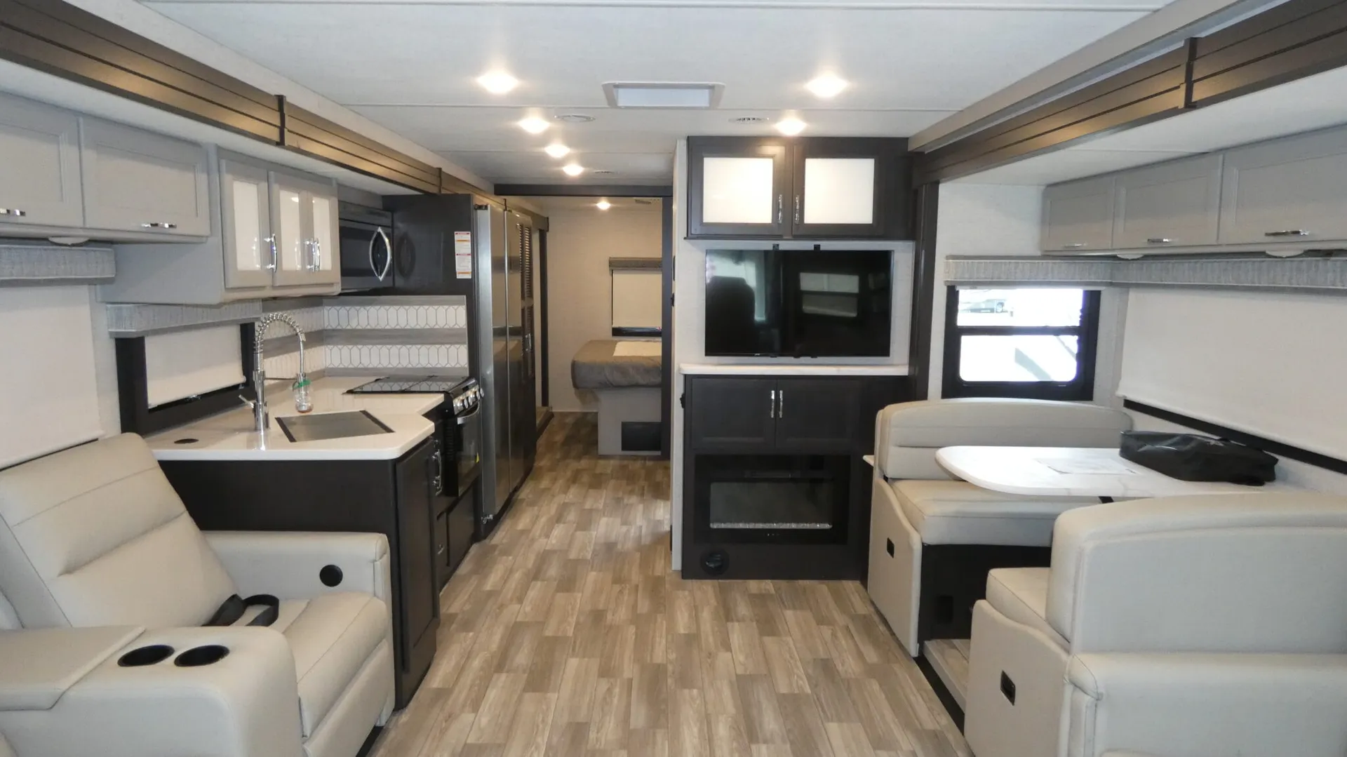 2026 Thor Motor Coach Luminate CC35 - Photo 3