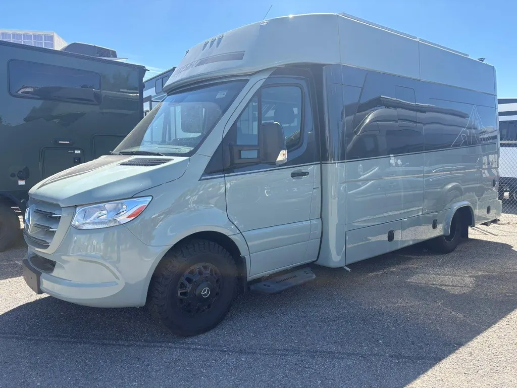 2025 Chinook RV Summit SS, Photos photo 2