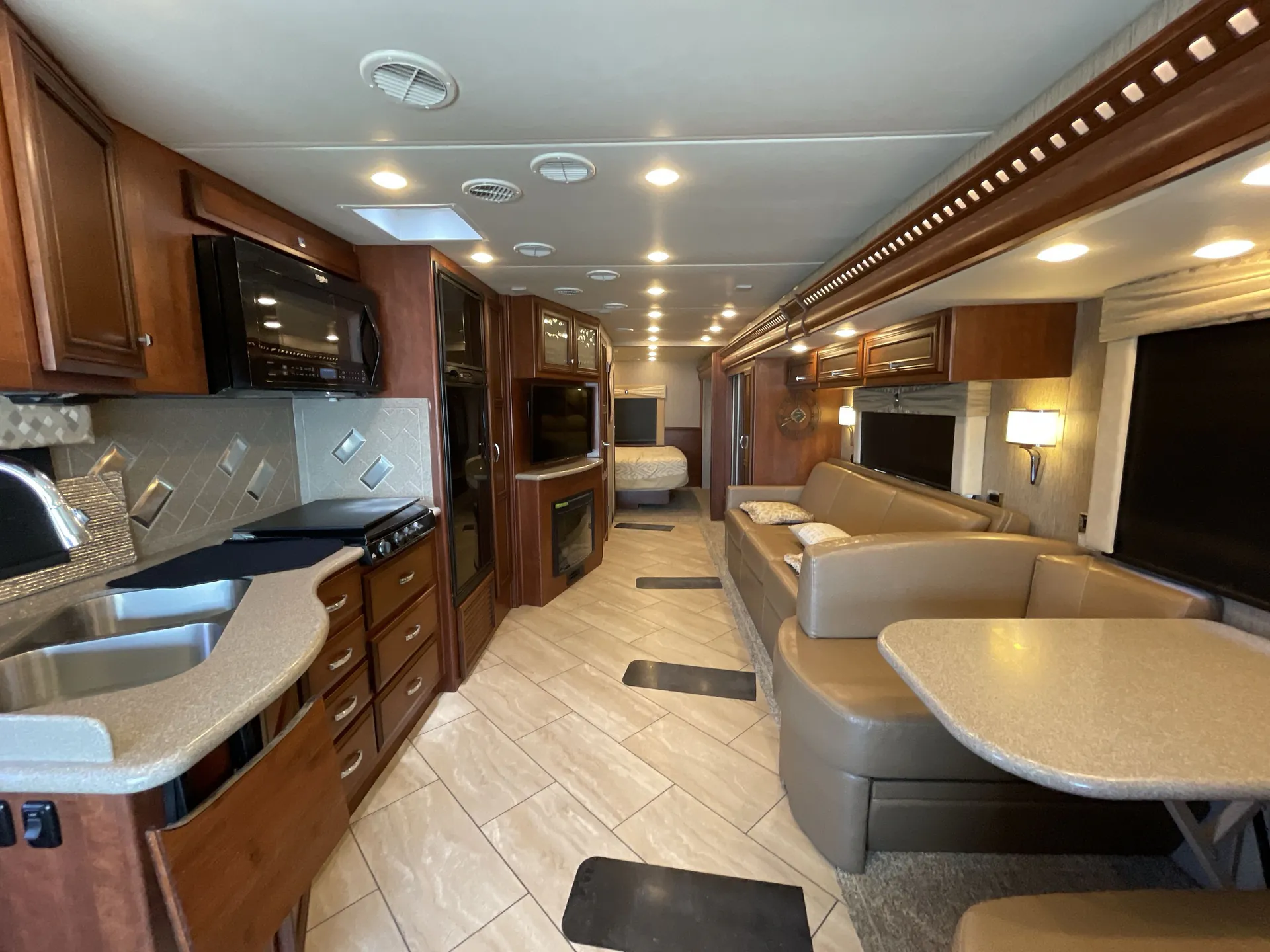 2017 newmar Bay Star 3401 — living area main