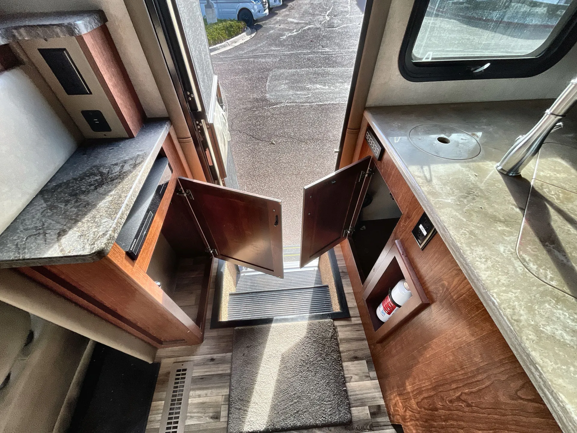 2018 dynamax Isata 5 36DS — living area main