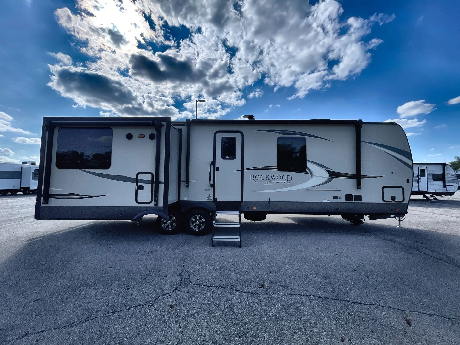 2021 Forest River Rockwood Signature Ultra Lite 8329SB — campside