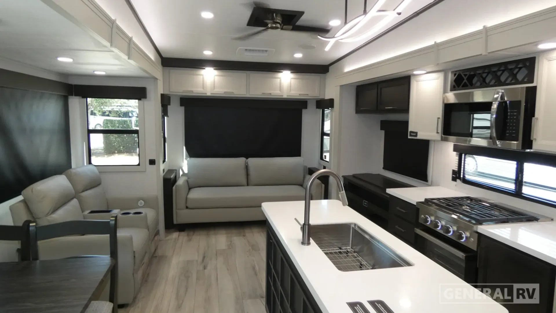 2026 Keystone Arcadia 3260RL - Photo 3