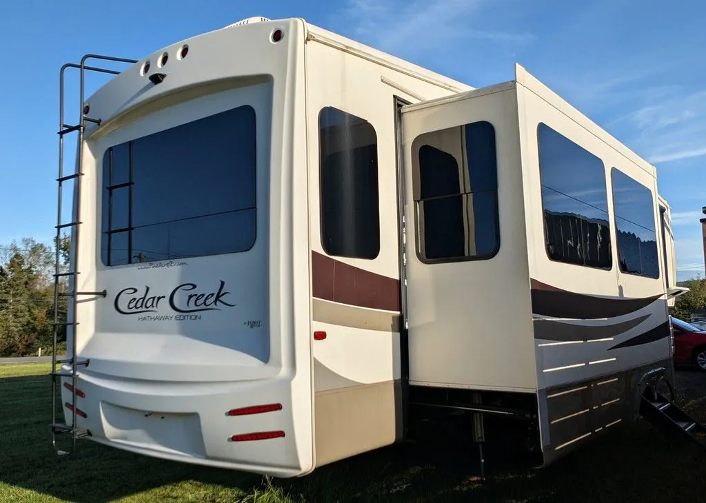 2017 Forest River Cedar Creek Hathaway Edition 34RL2 — Photo 5