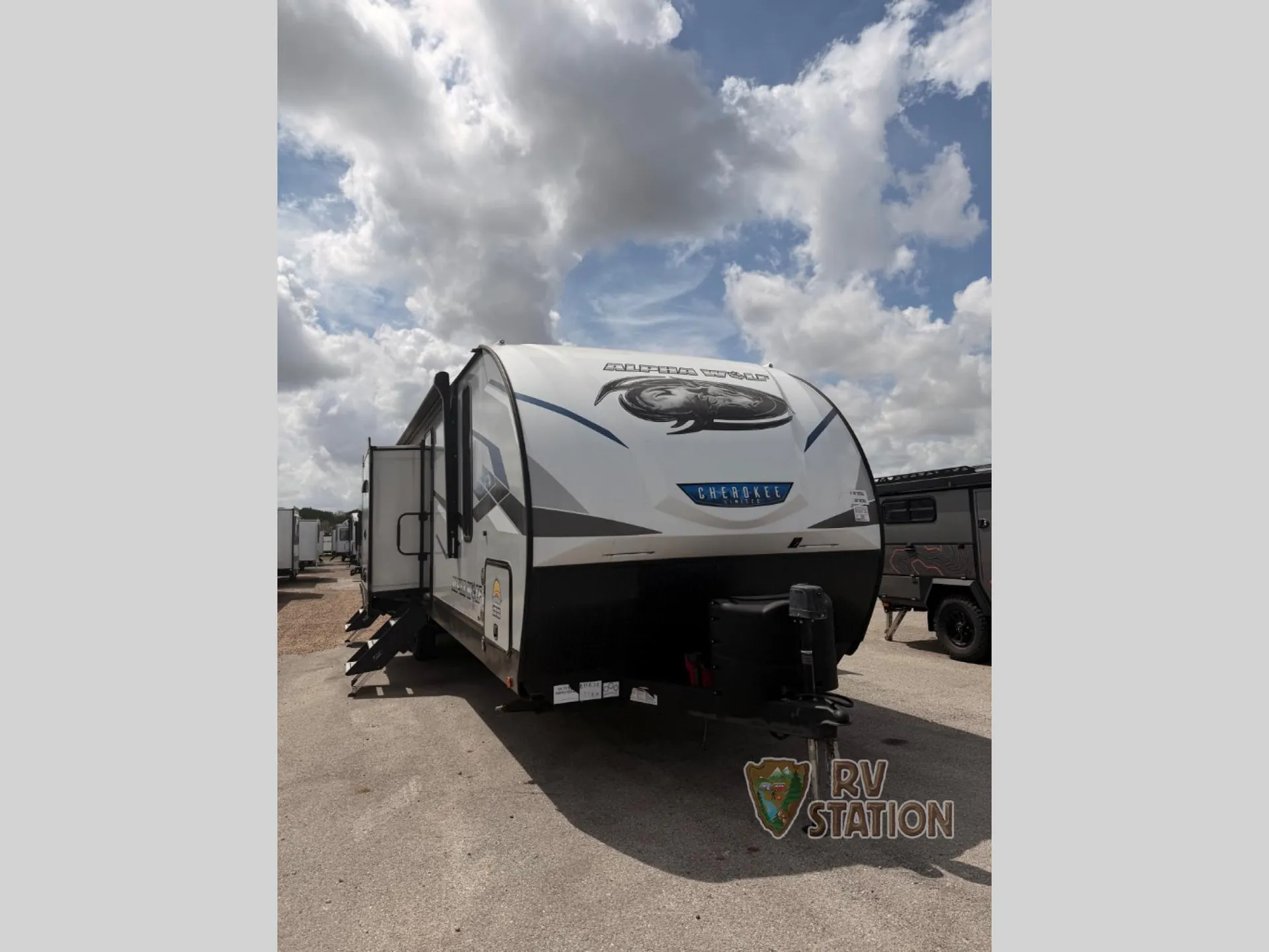 2023 Forest River Cherokee Alpha Wolf 33BH - Photo 2