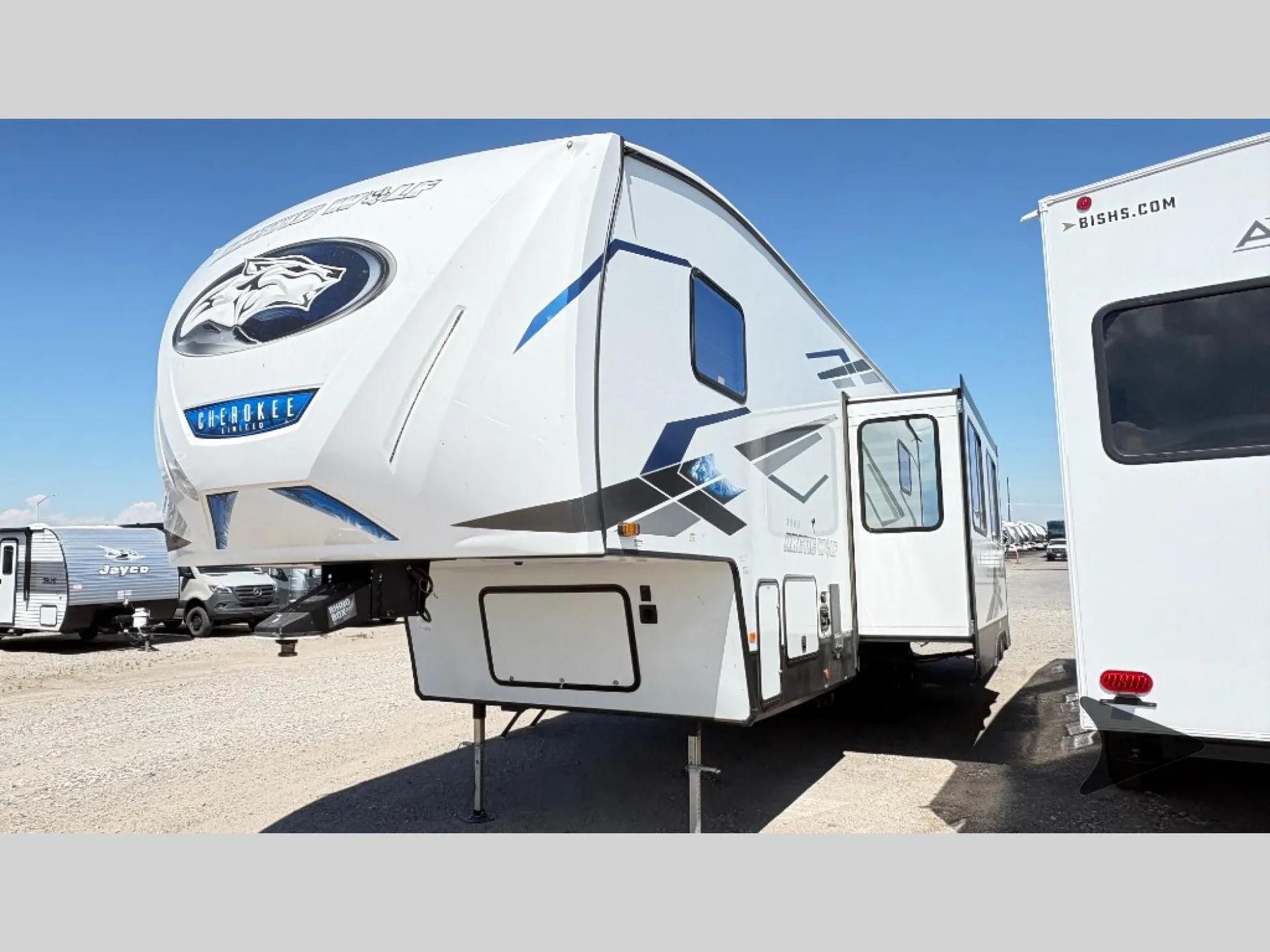 2024 Forest River Cherokee Arctic Wolf 321BH - Photo 4