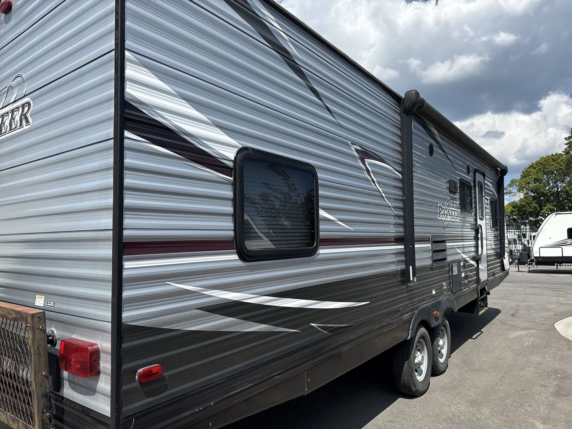 2018 Heartland Pioneer QB300 — living area main