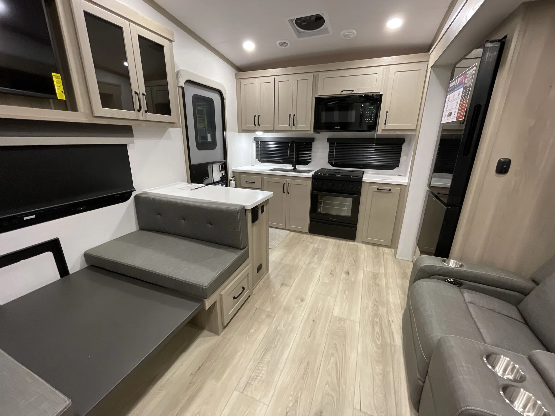 2025 Forest River Rockwood Signature R282RK - Photo 4
