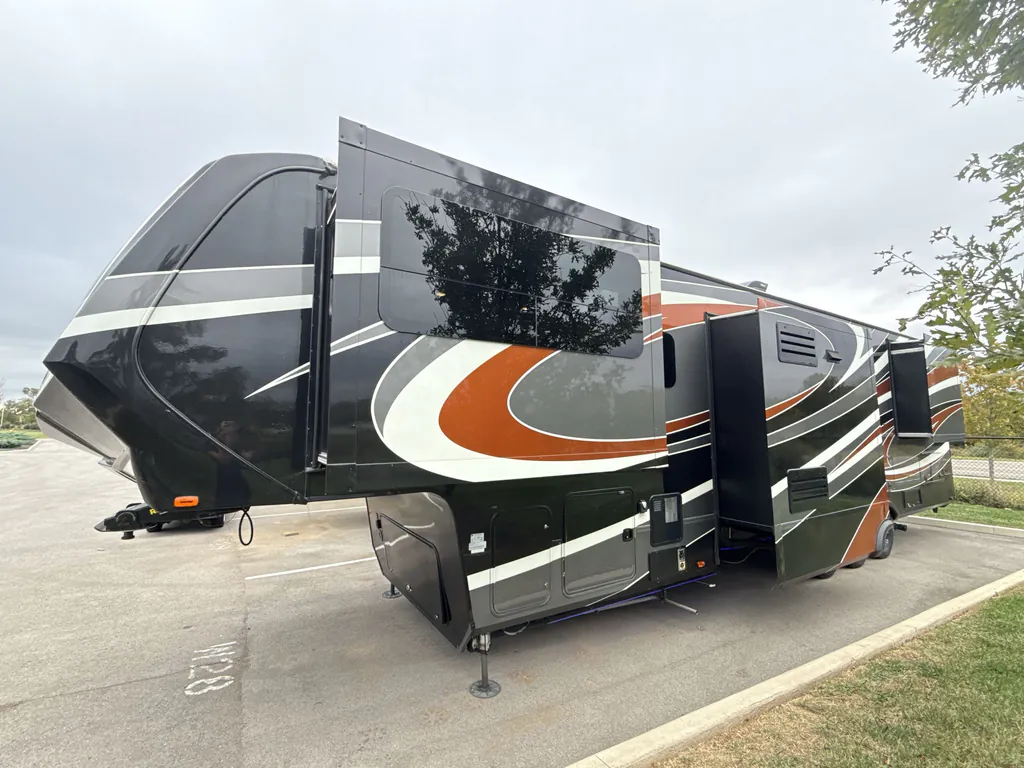 2018 Grand Design Momentum 376TH, Photos photo 6
