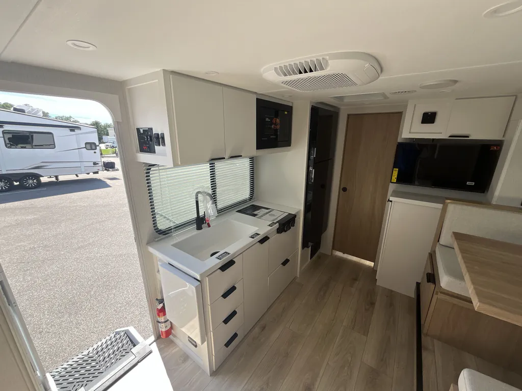 2027 Winnebago Micro Minnie 2108DS, Photos photo 5