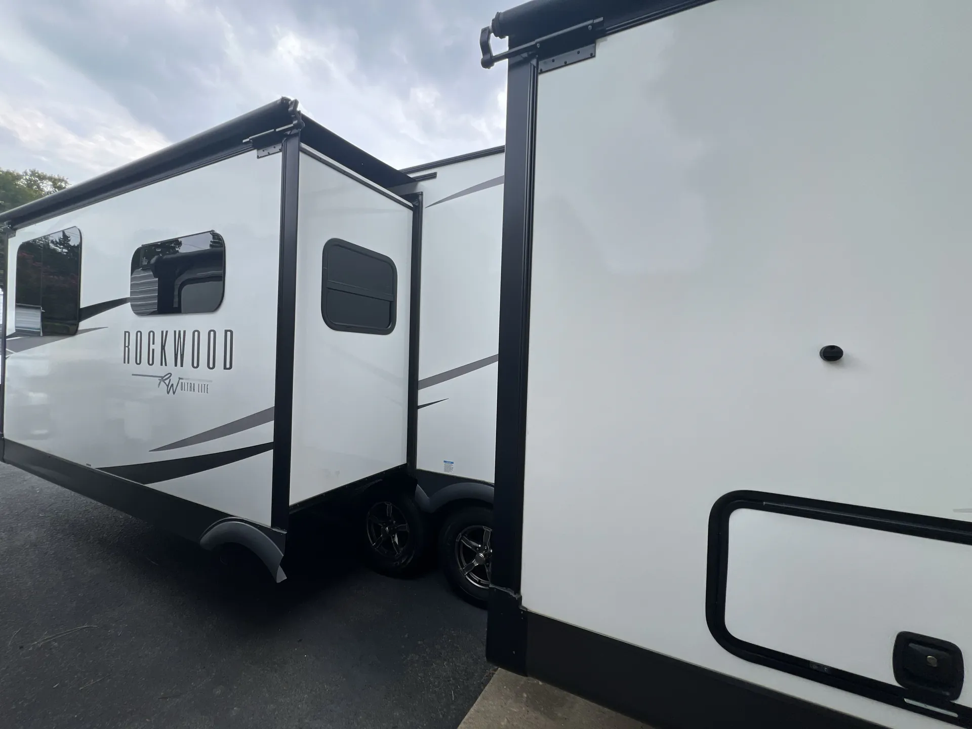 2023 Forest River Rockwood Ultra Lite 2608BS — off campside