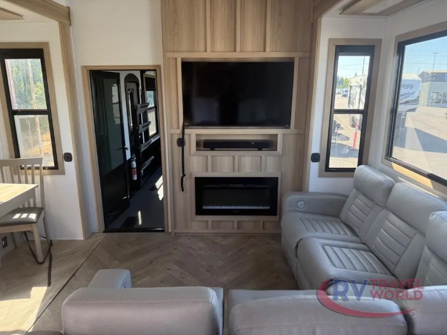 2025 Keystone Raptor 441 - Photo 4