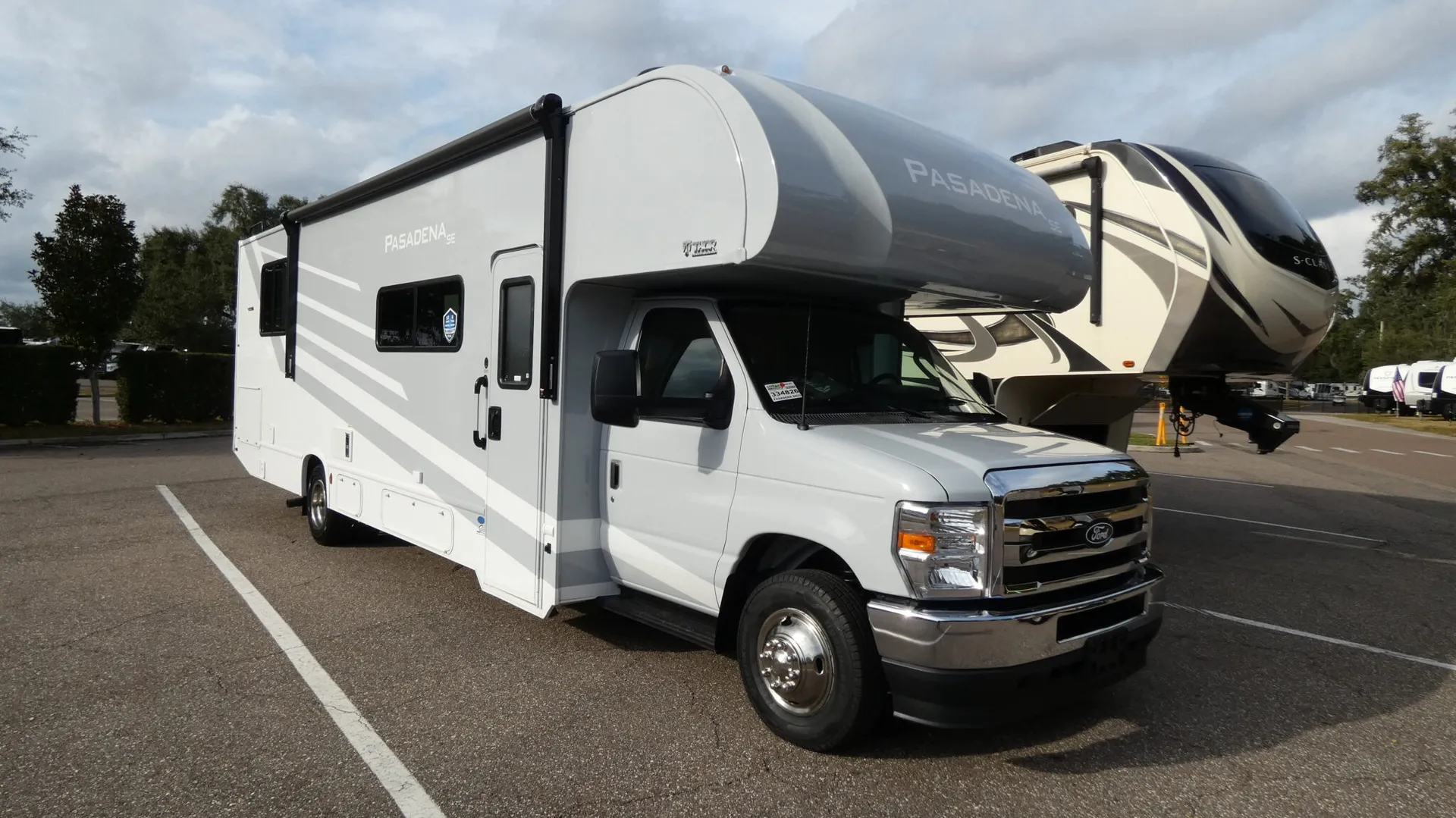 2026 Thor Motor Coach Pasadena SE SH31 - Photo 2