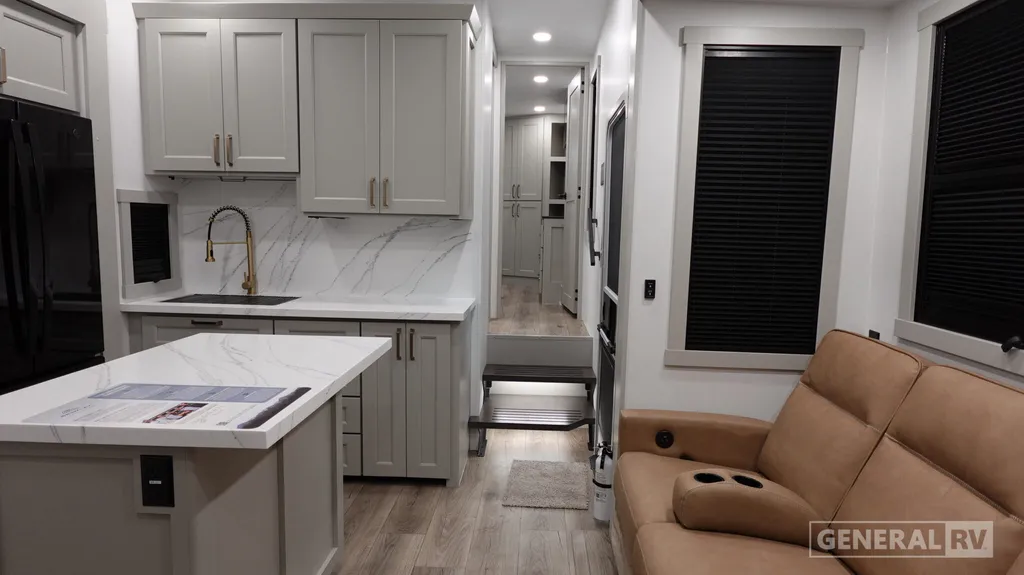 2026 Brinkley Model G 4000, Photos photo 4