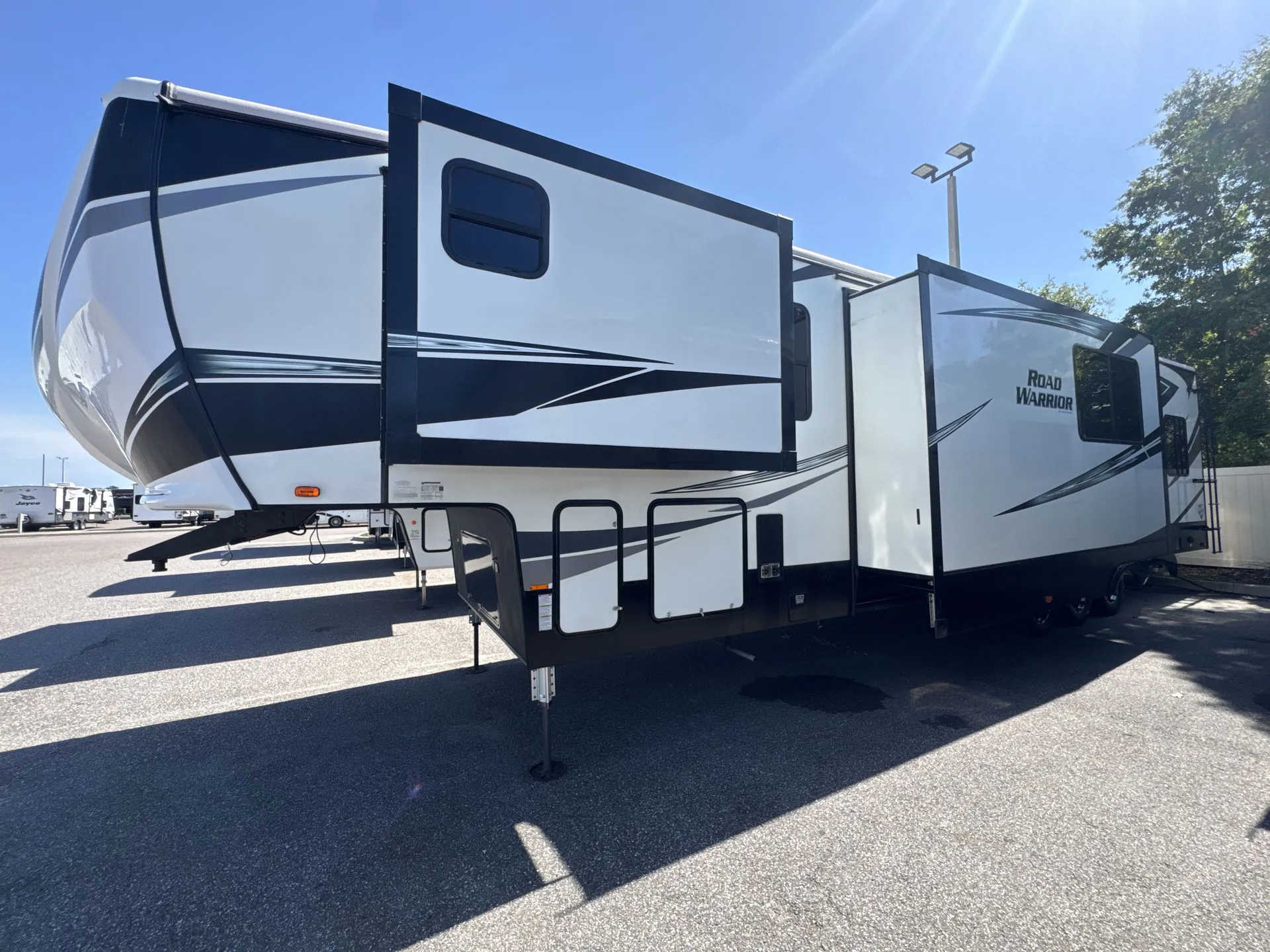 2019 Heartland Road Warrior 430 - Photo 3