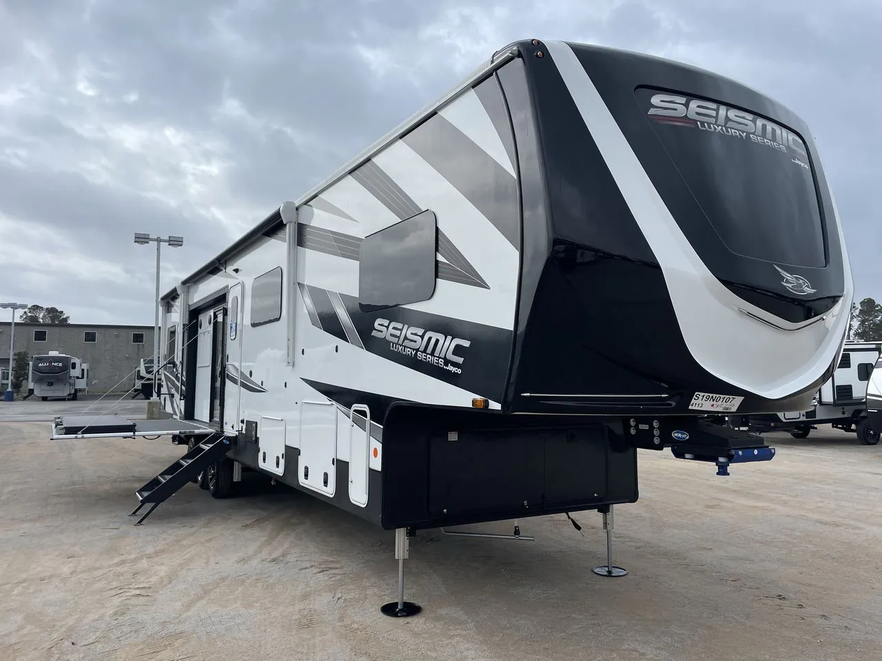 2025 Jayco Seismic Luxury Series 4113 - Photo 2