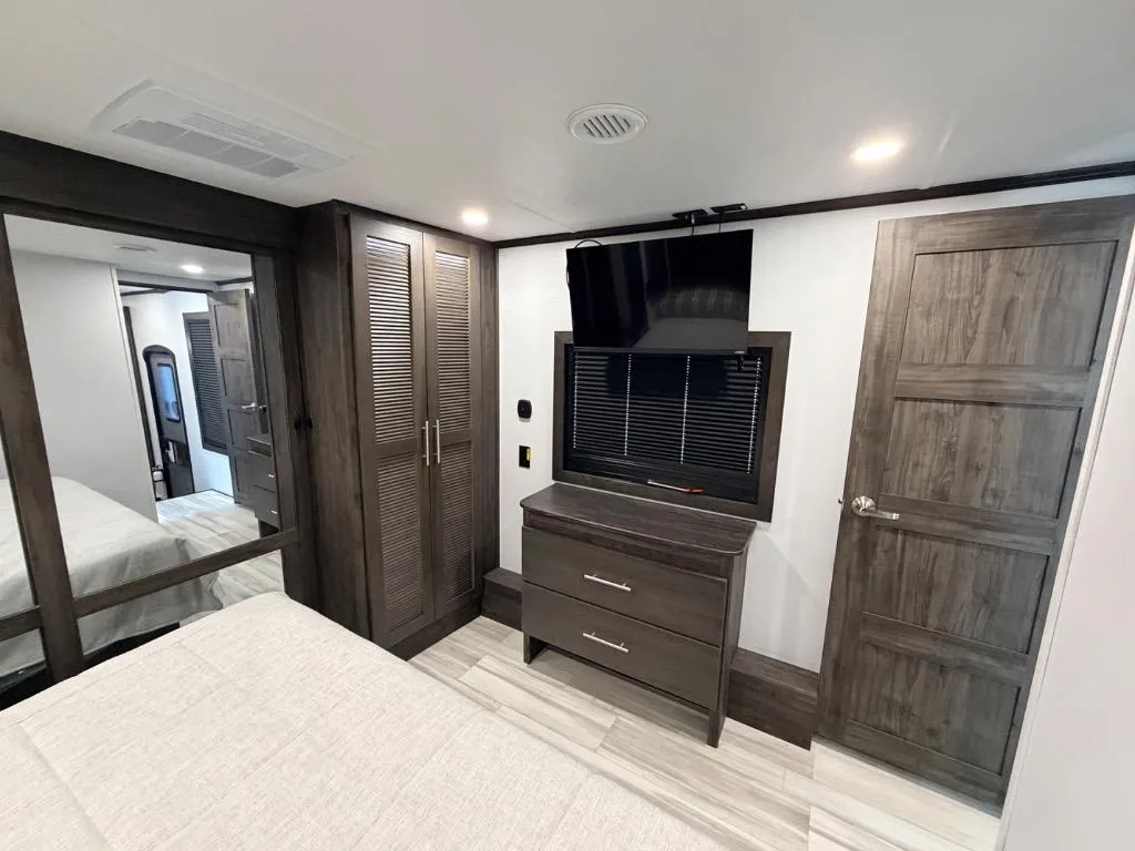 2025 Keystone RV Fuzion Used    442 - Photo 4
