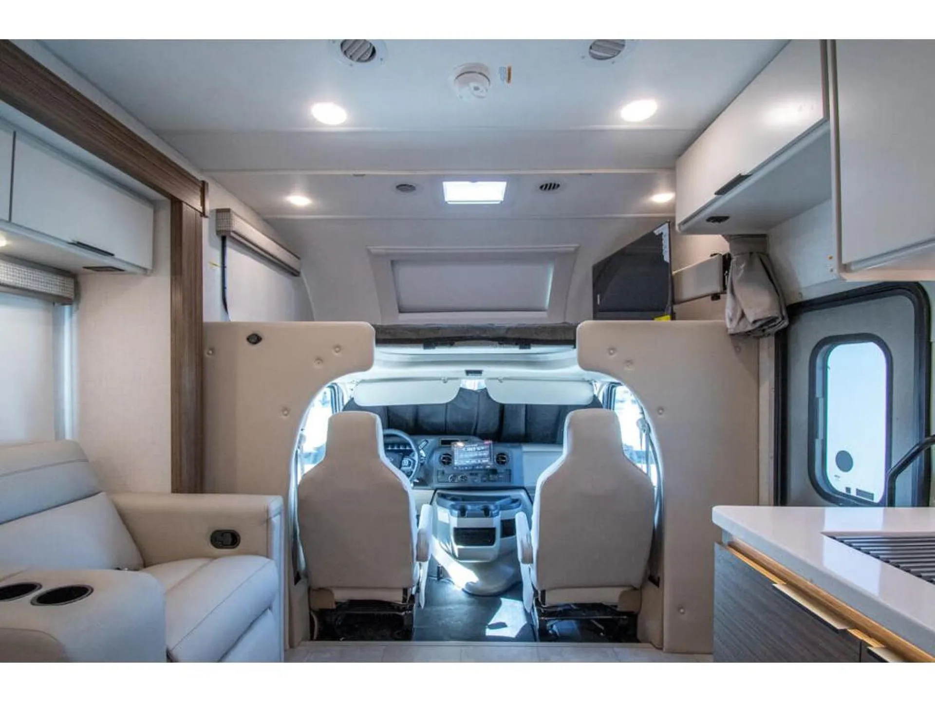 2027 Thor Motor Coach Quantum HS31 - Photo 4