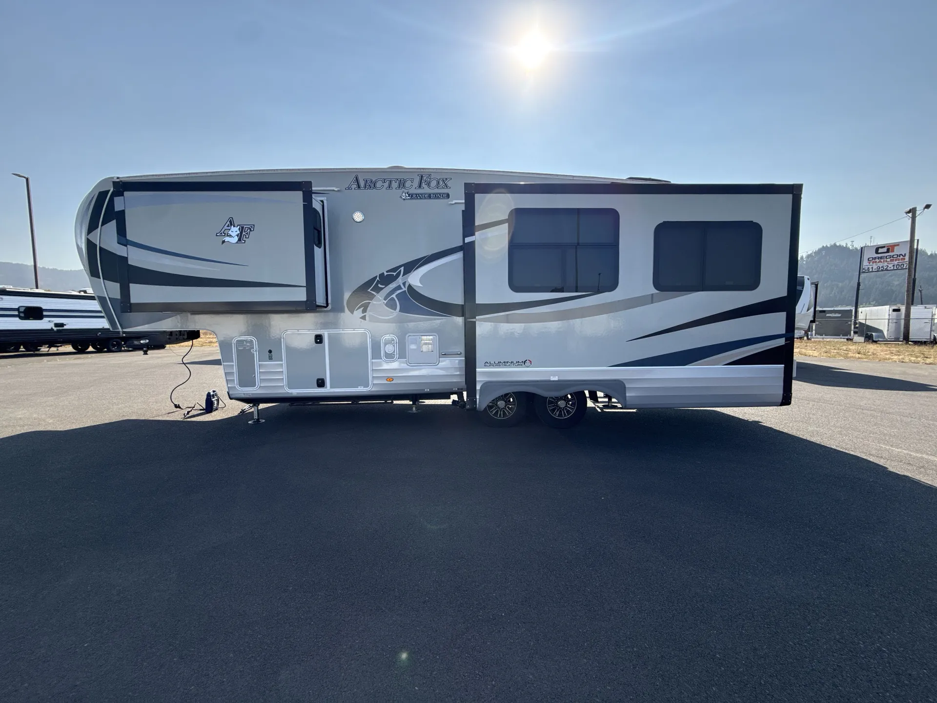2021 Northwood Arctic Fox Grande Ronde 29-5T — off campside